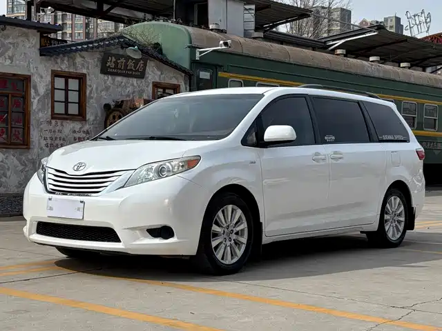 TOYOTA SIENNA