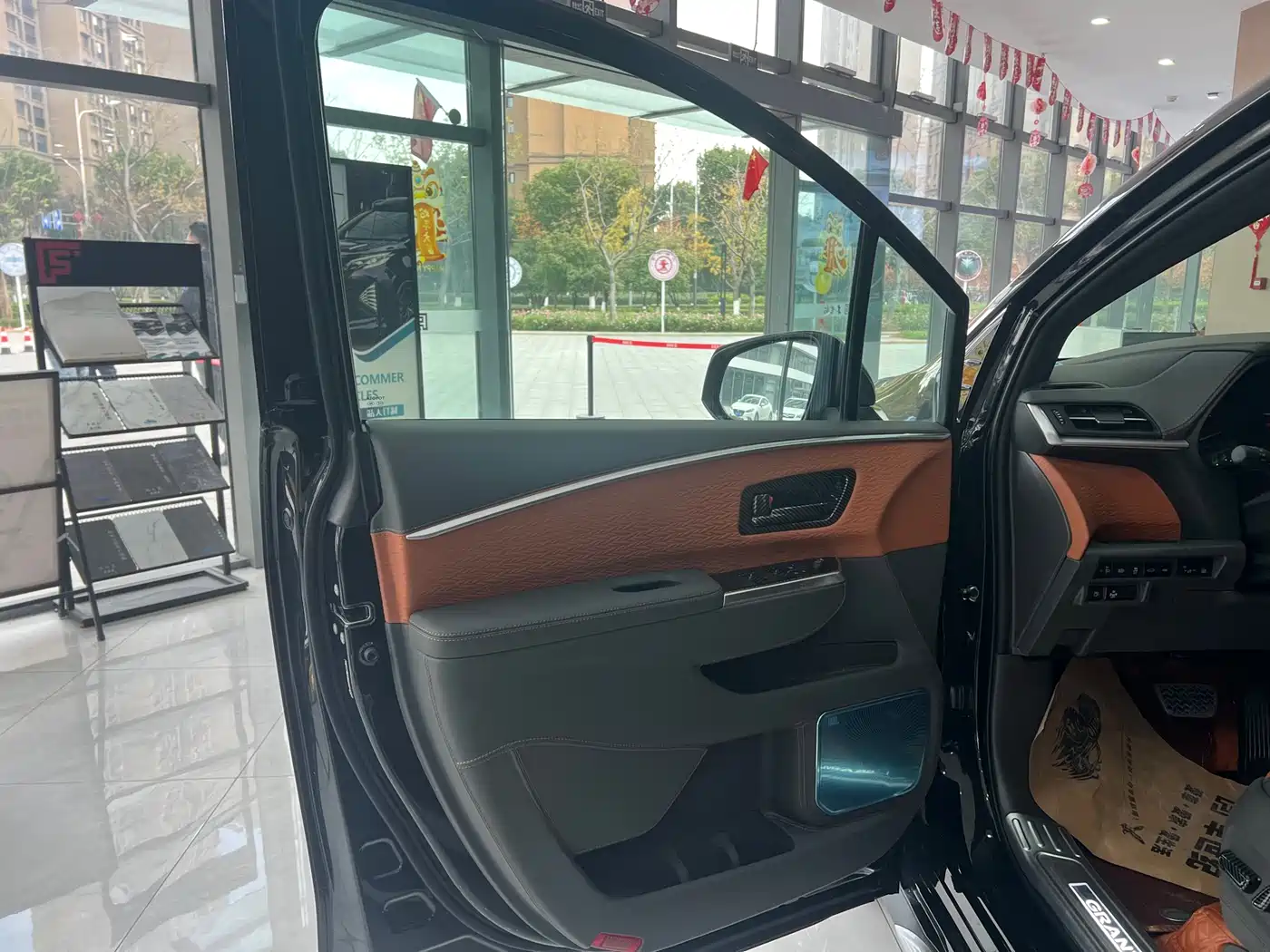 Toyota Granvia 2024 2.5L Hybrid Comfort фото 4