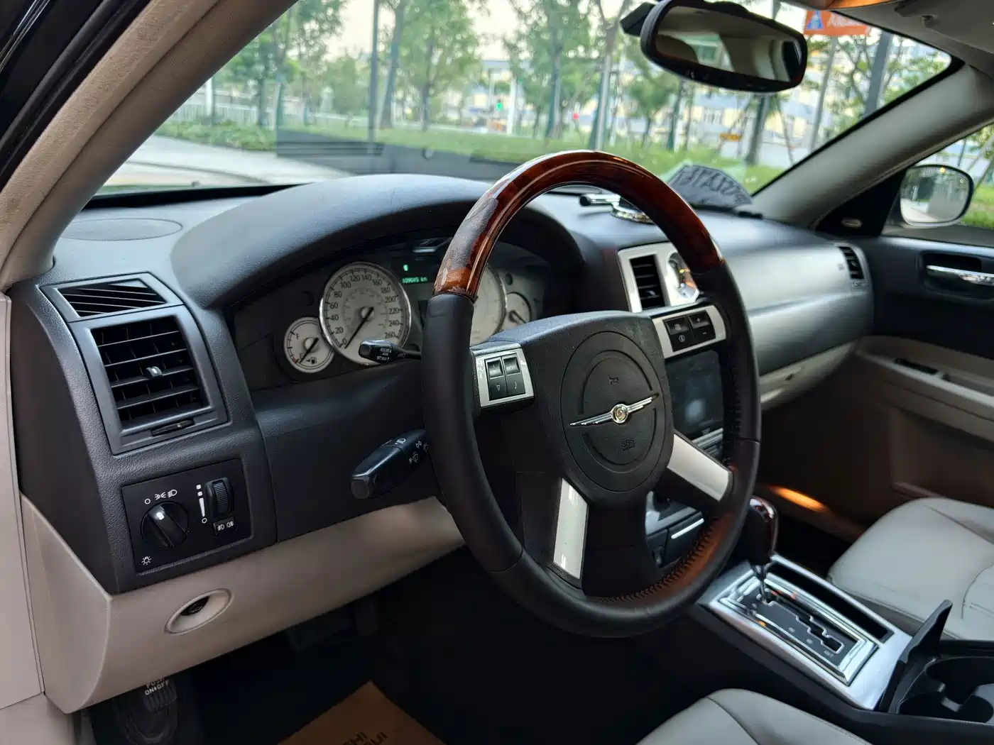 Chrysler 300C 2007 2006 Model 3.5L Luxury Navigator Edition