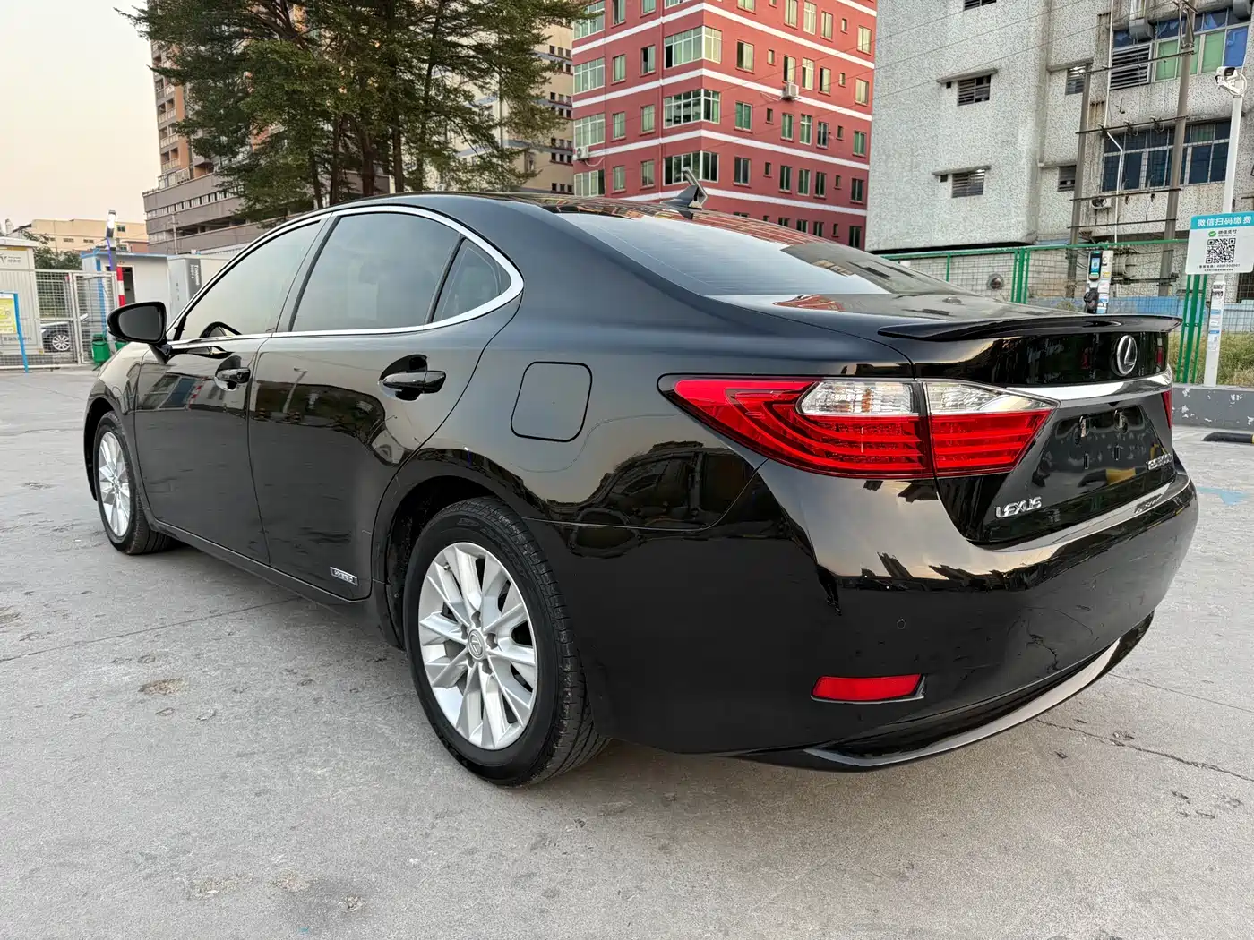 Lexus ES 2013 300h Luxury Edition фото 9