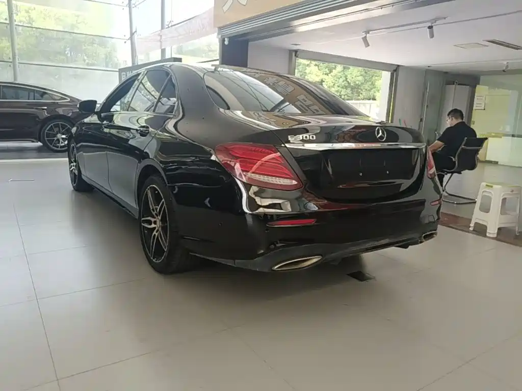 Фото 5 - Mercedes-Benz E-Class