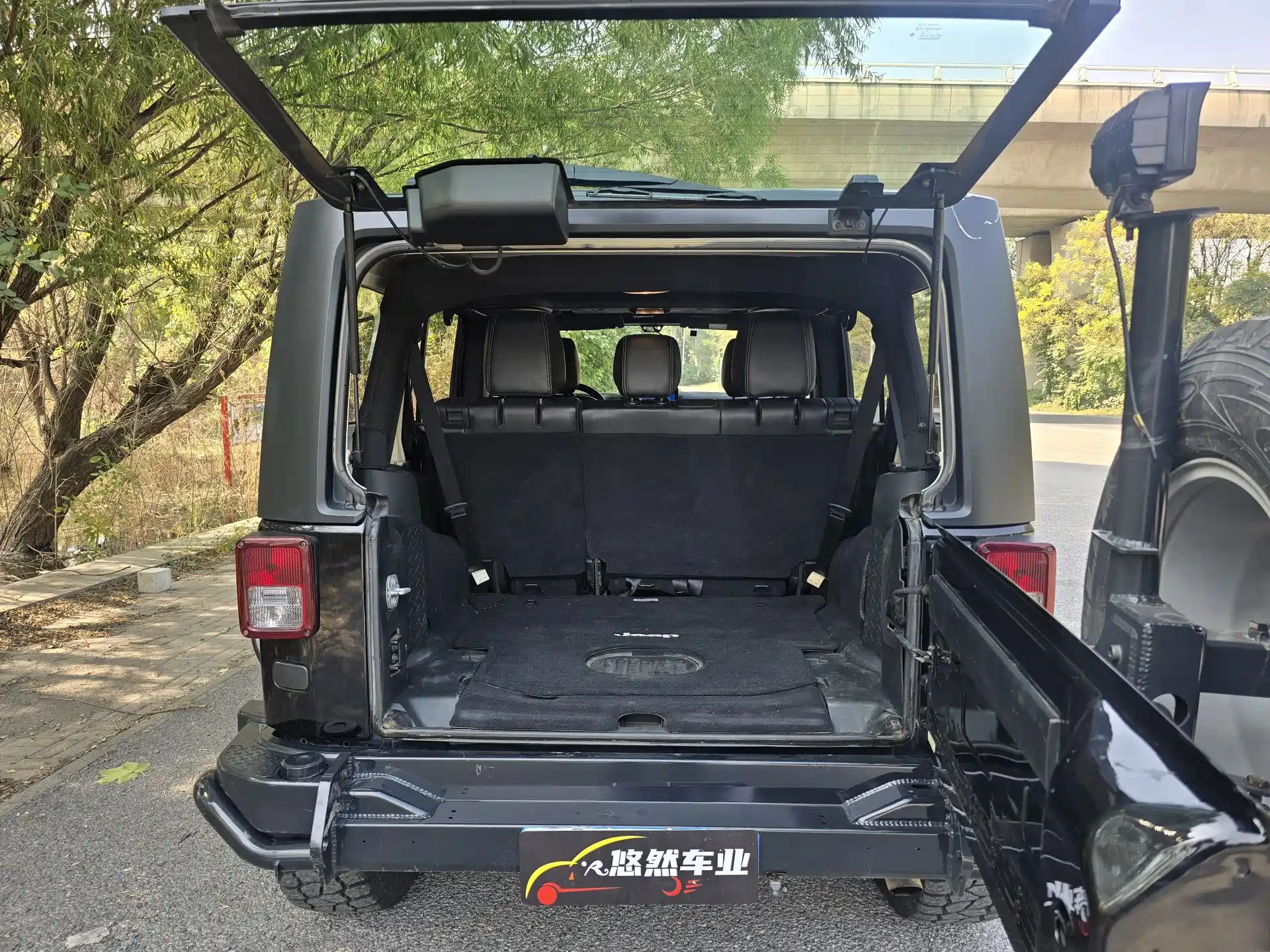 Photo 6 - Jeep Wrangler