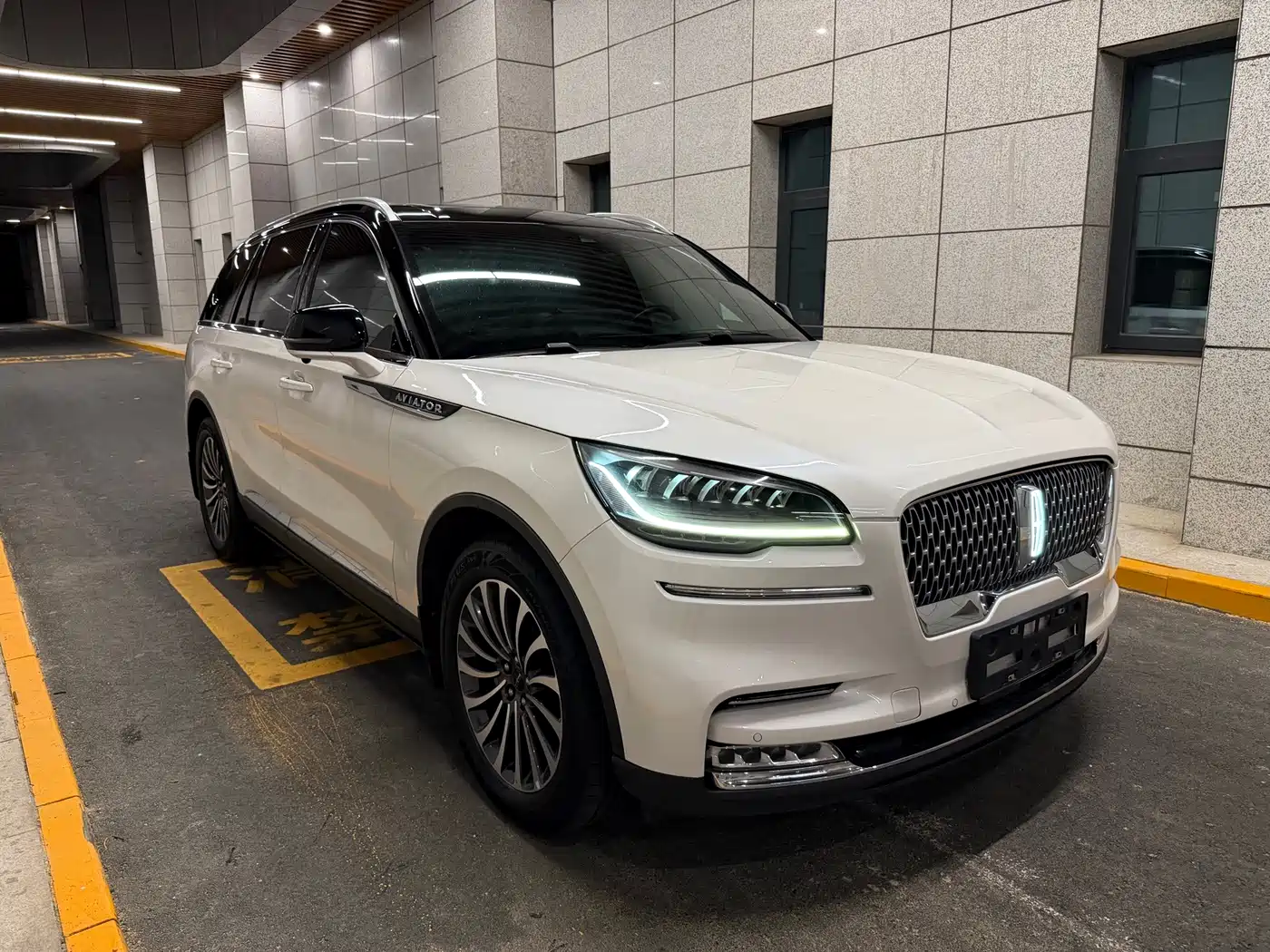Photo 3 - Lincoln Aviator