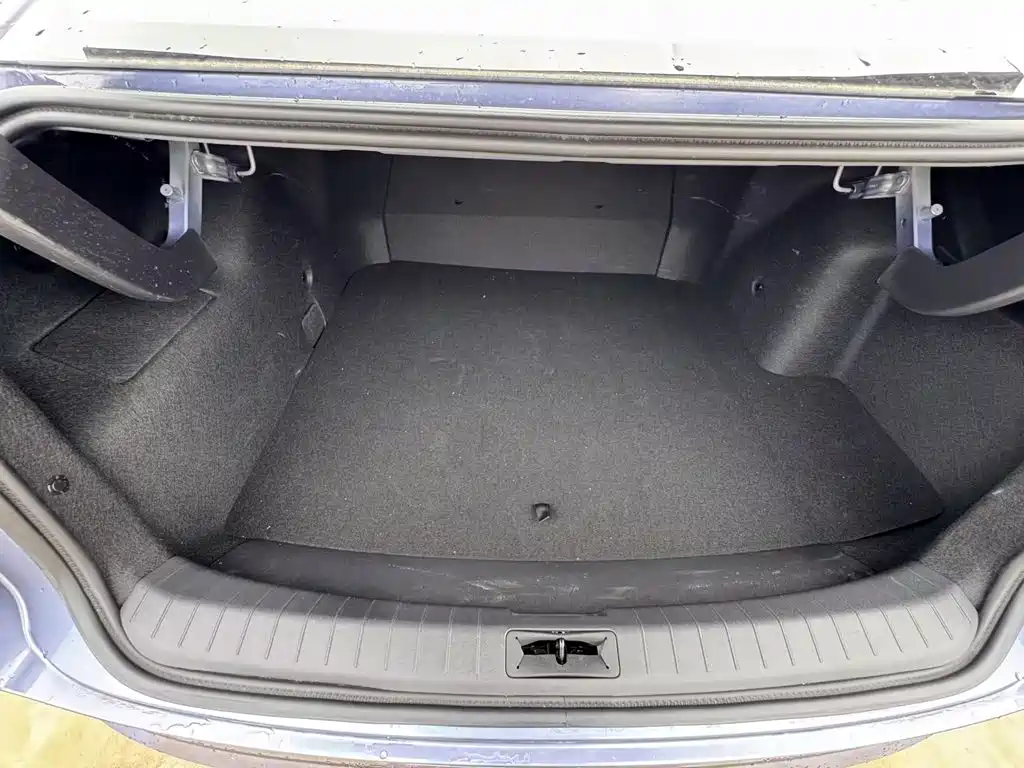 Nissan N6 2025 2025 Mid Configuration