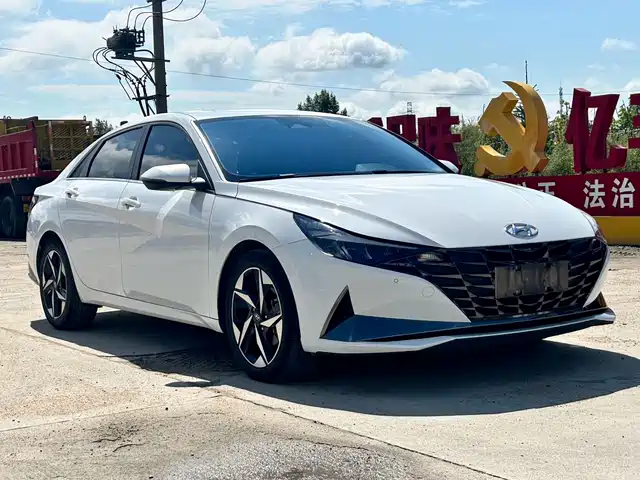 Hyundai Elantra 2022 1.5L CVT LUX Premium Edition — фото 3