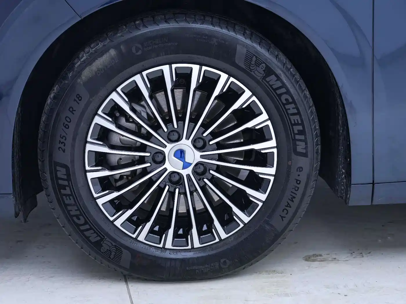 Denza D9 2022 DM-i 970 All-Wheel Drive Honor Edition фото 11