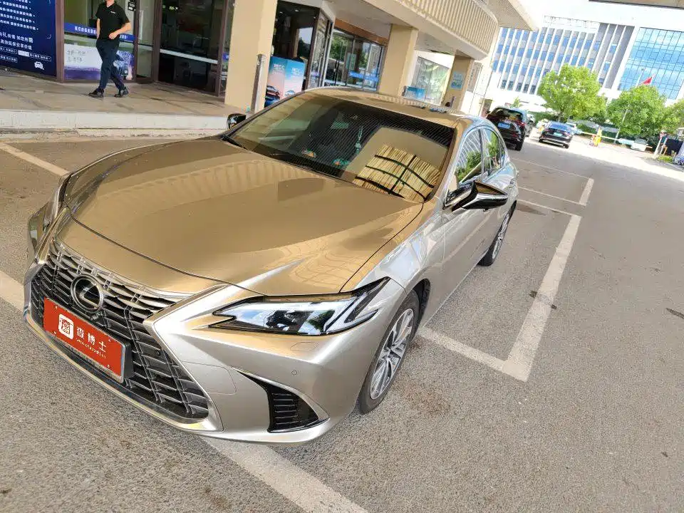 Фото 1 - Lexus ES