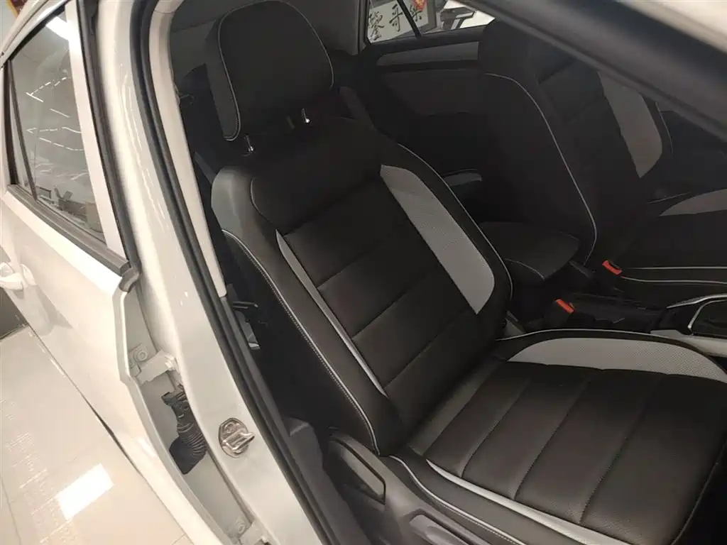 Volkswagen T-ROC 2026 2025 Second Facelift 280TSI DSG 2WD Time Edition