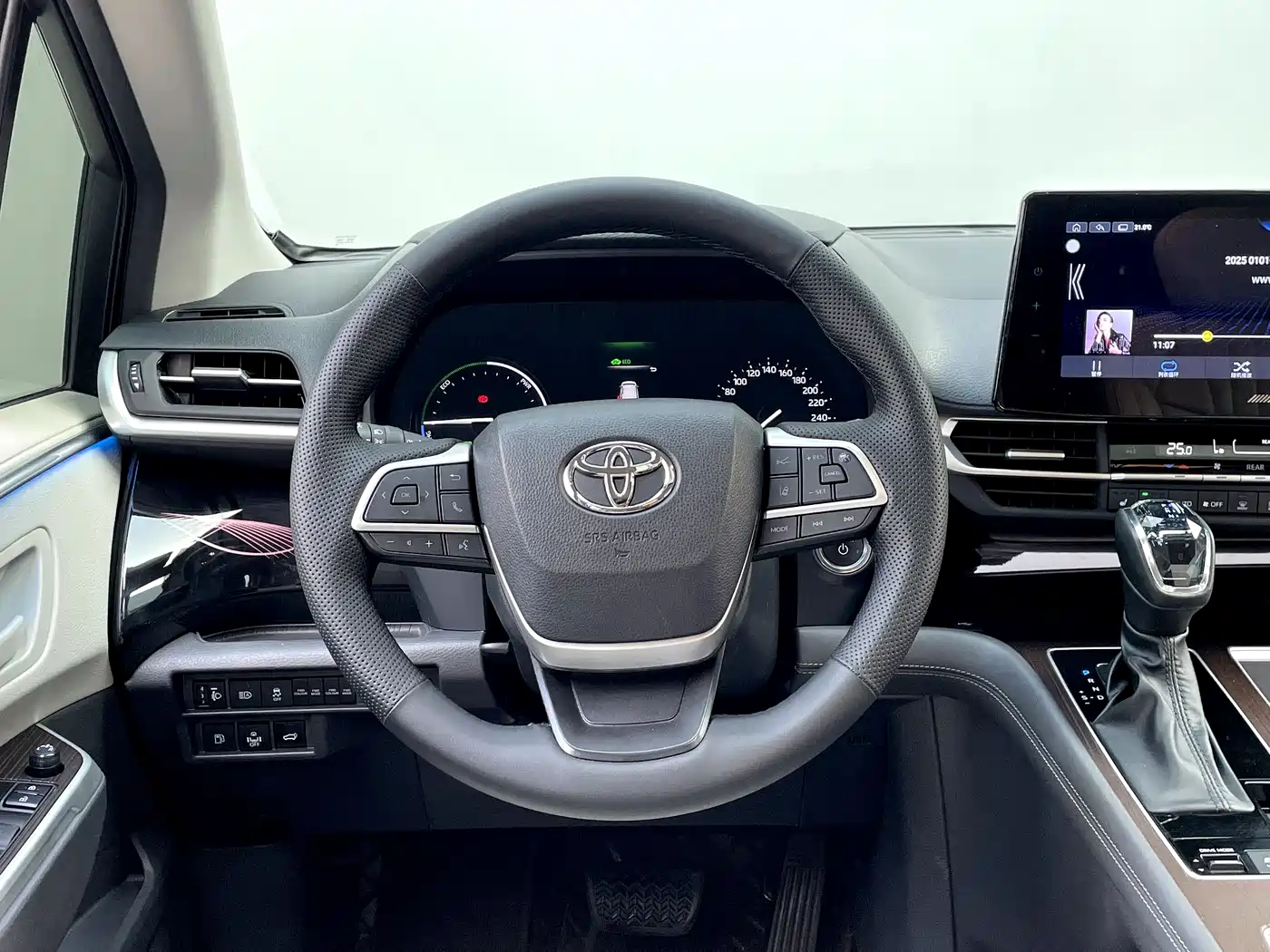 Toyota Granvia 2024 2.5L Hybrid Comfort фото 19