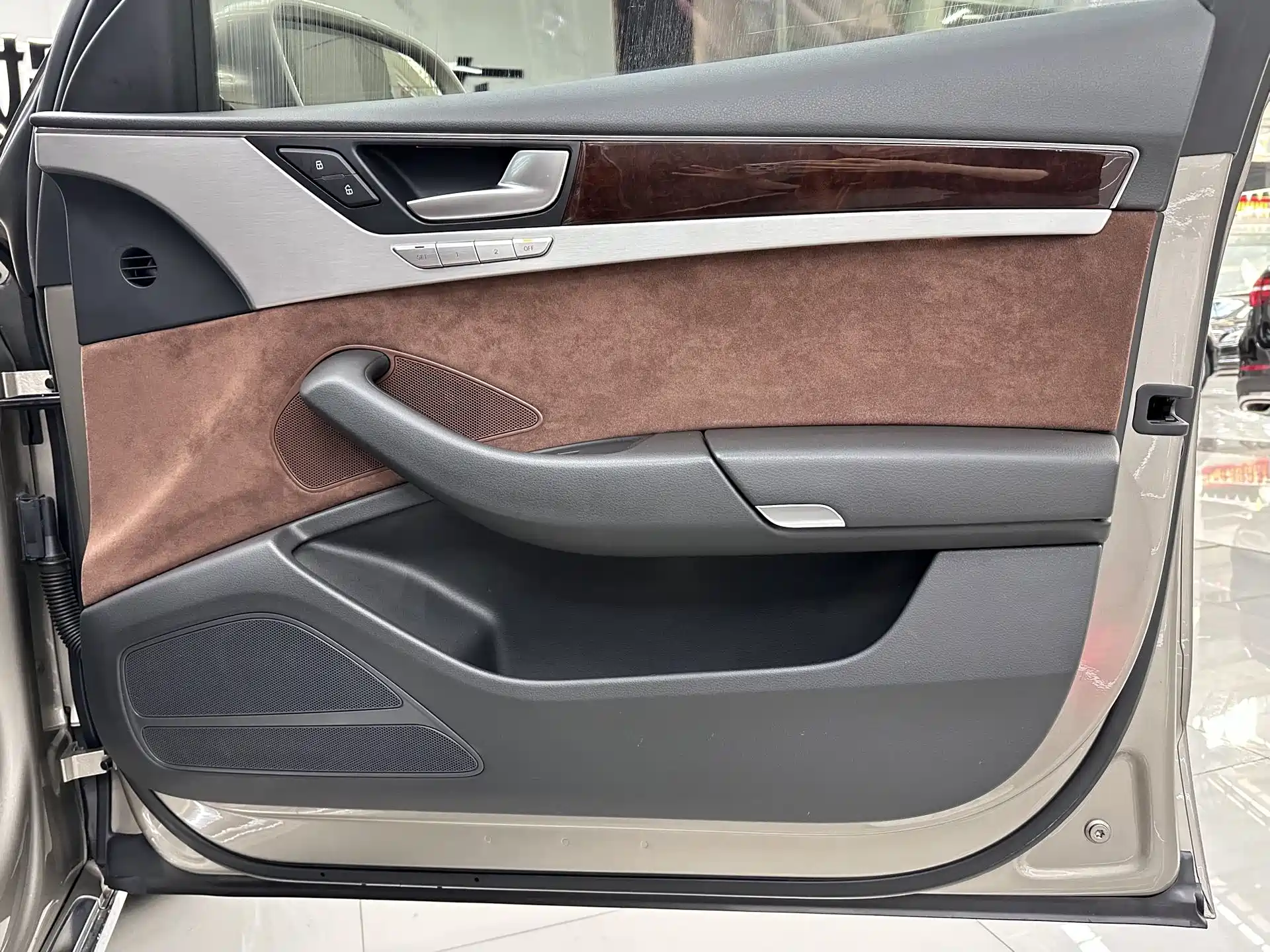 Photo 14 - Audi A8