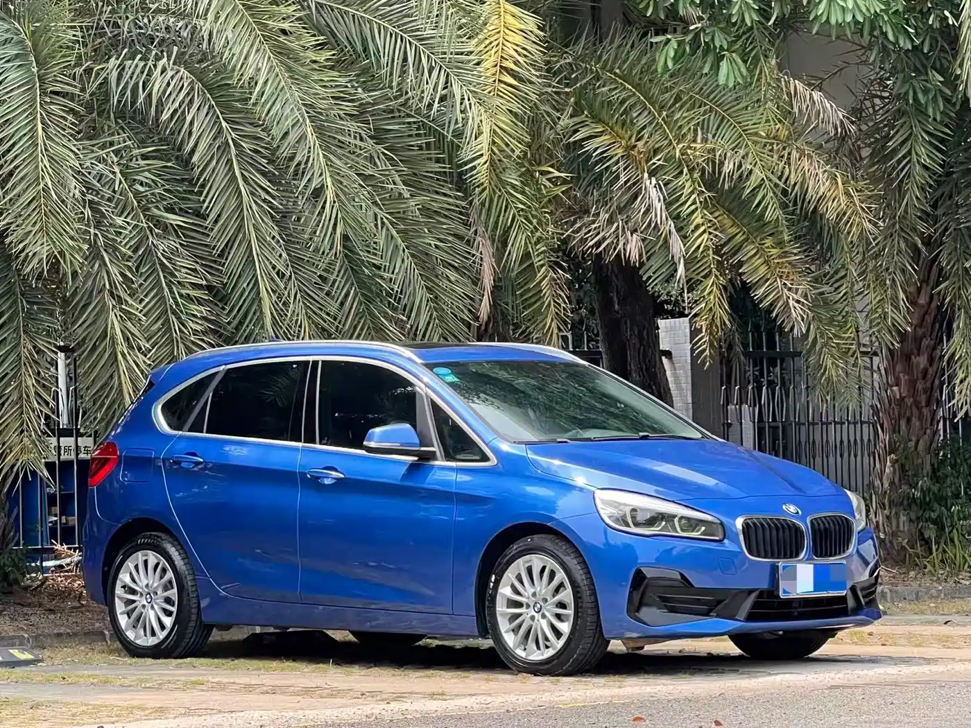 BMW 2 Series Touring 2019 218i Leading фото 3