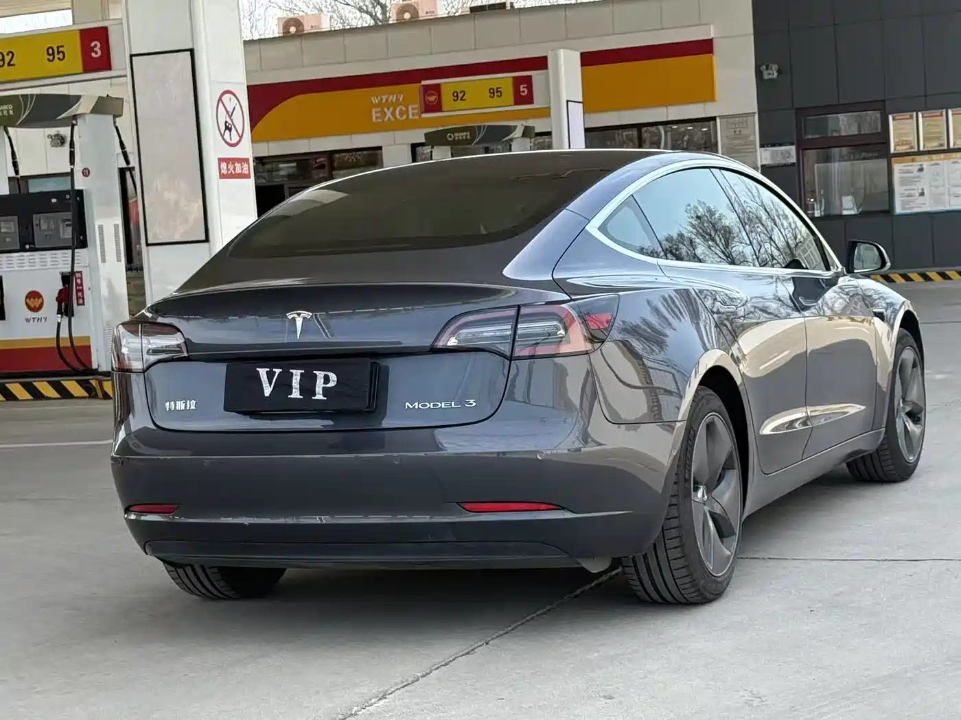 TESLA MODEL 3