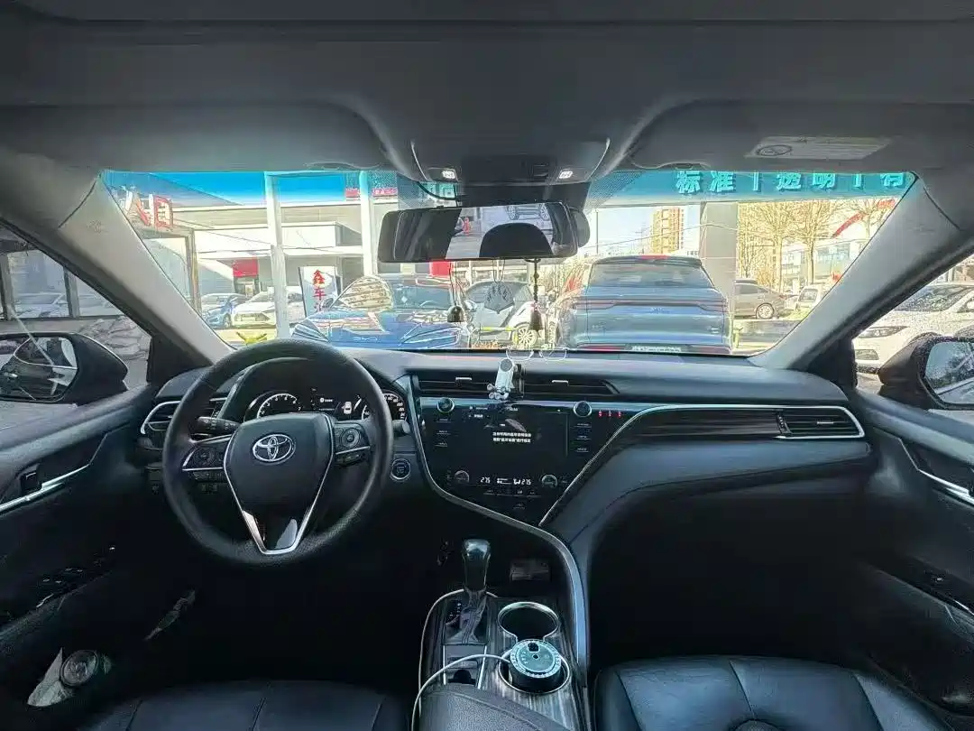 Фото 4 - Toyota Camry