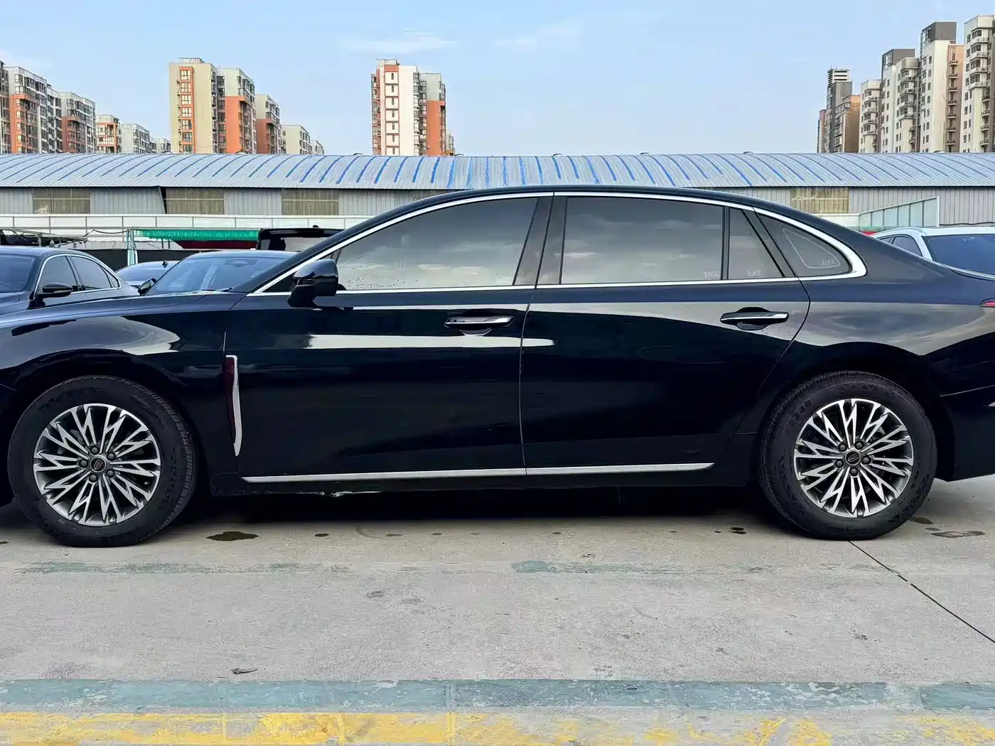Фото 4 - Hongqi H5