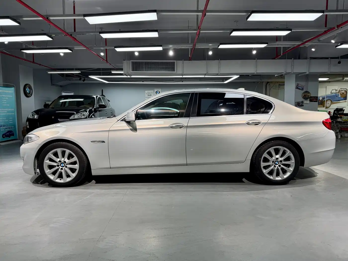 BMW 5 Series 2011 535Li Leading фото 4