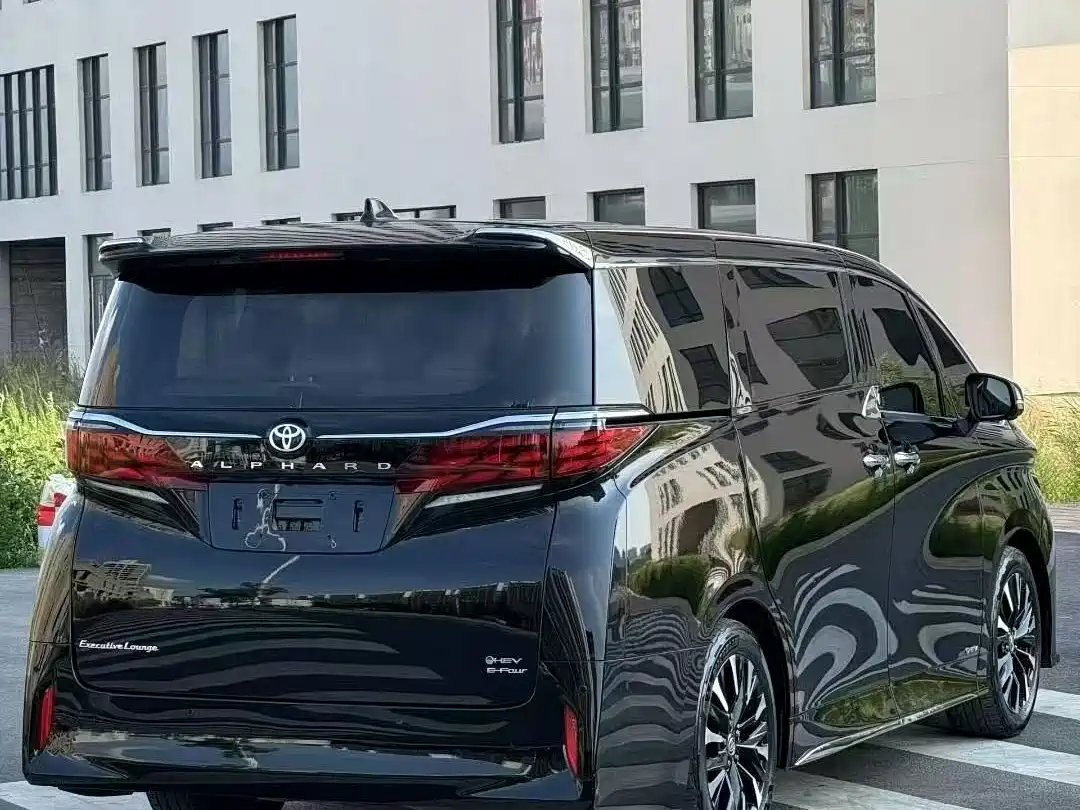 Toyota Alphard 2025 Hybrid 2.5L Ultimate Gold Edition фото 8