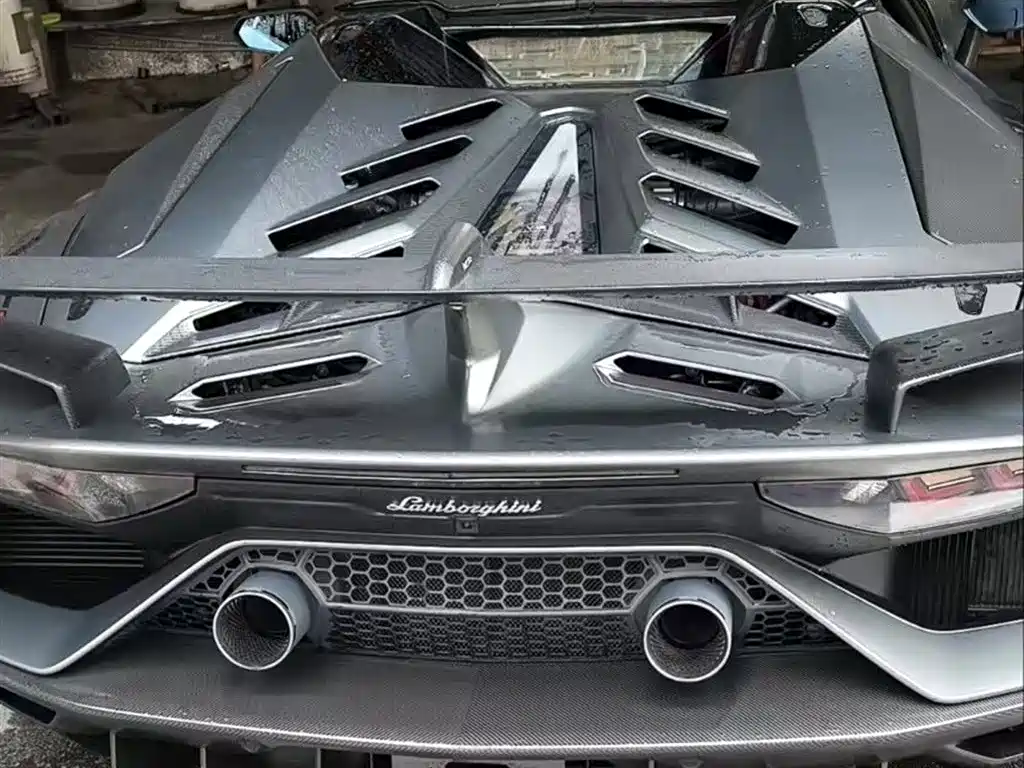 LAMBORGHINI AVENTADOR
