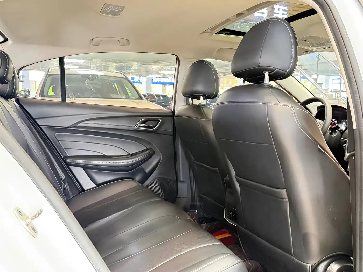 Фото 9 - Roewe i5