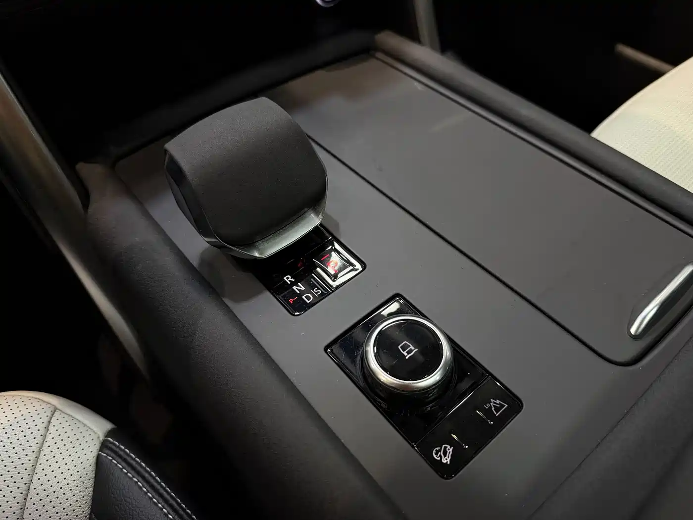 Land Rover Discovery 2024 360PS Dynamic SE фото 10
