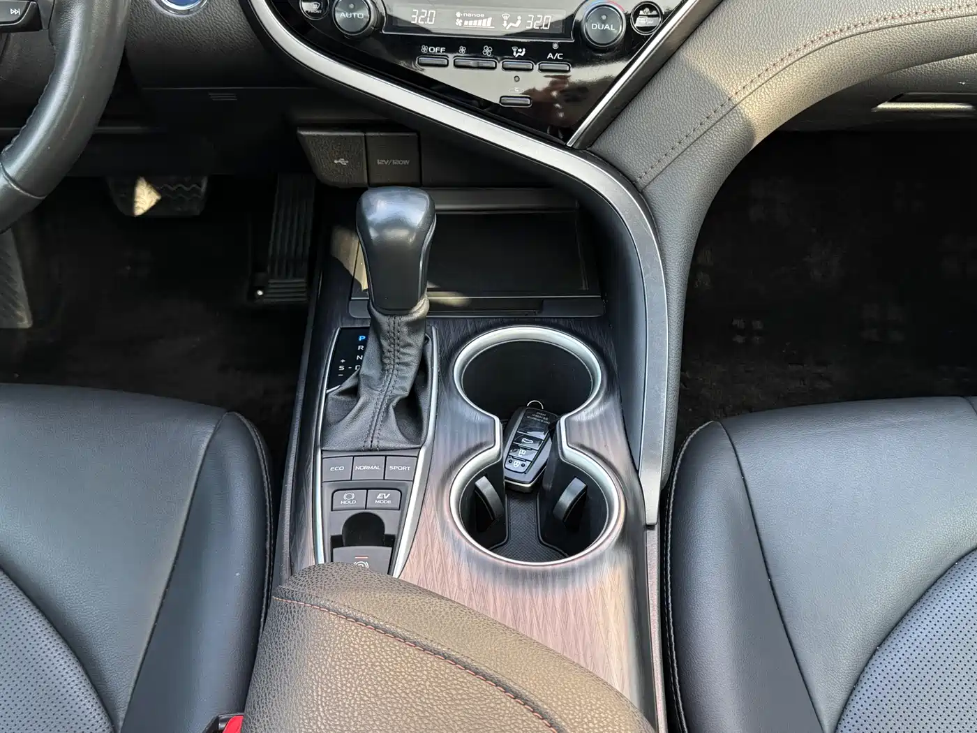 Toyota Camry 2023 Hybrid 2.5HG Luxury Edition фото 16