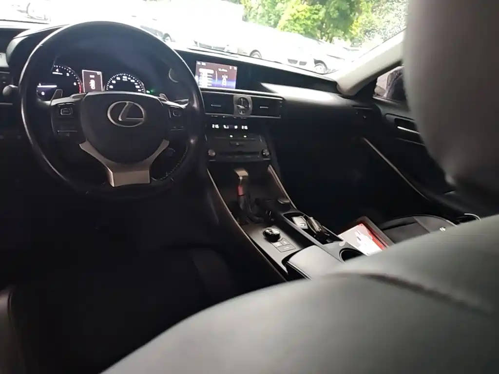 Lexus IS 2018 2017 300 Leading Edition