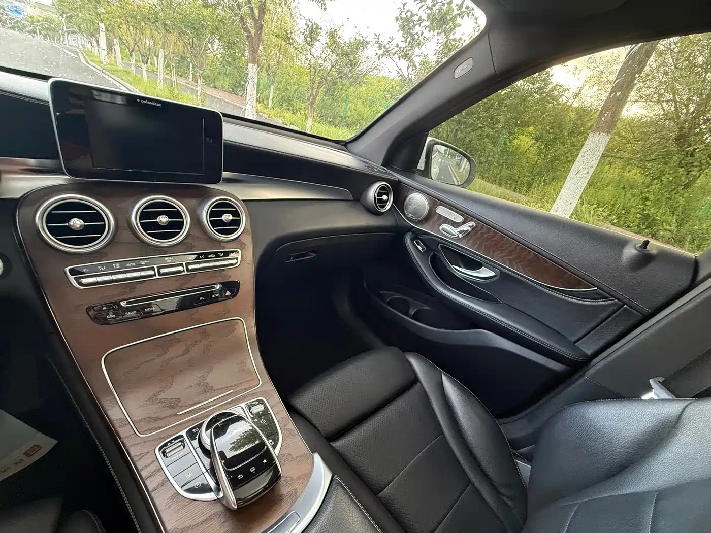 Photo 8 - Mercedes-Benz GLC