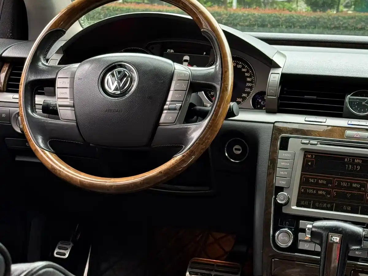 Volkswagen Phaeton 2011 2011 3.6L V6 5-Seater Extended Comfort