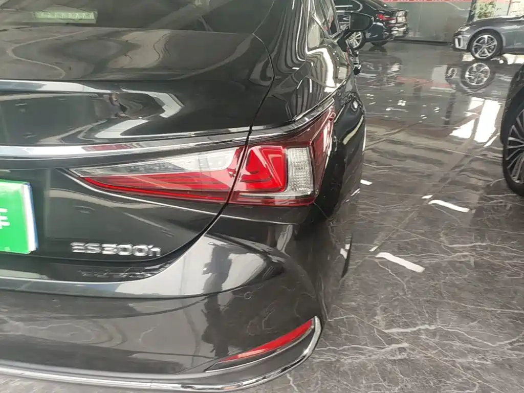 Фото 8 - Lexus ES