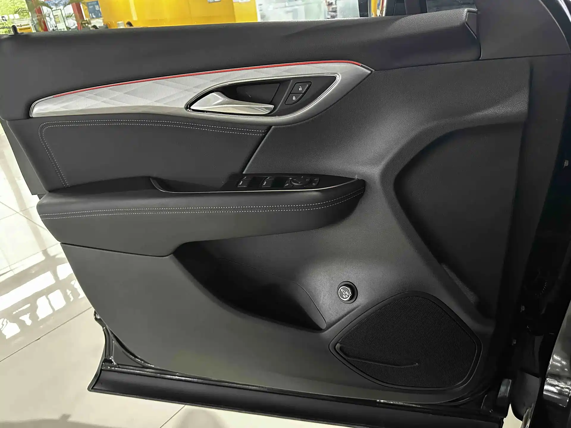 Photo 10 - Buick Envision S