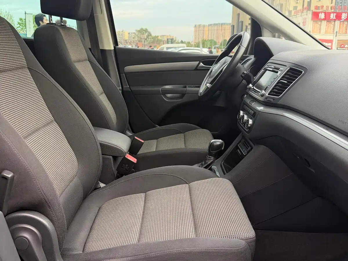 Volkswagen Sharan 2013 2.0TSI Comfort фото 9
