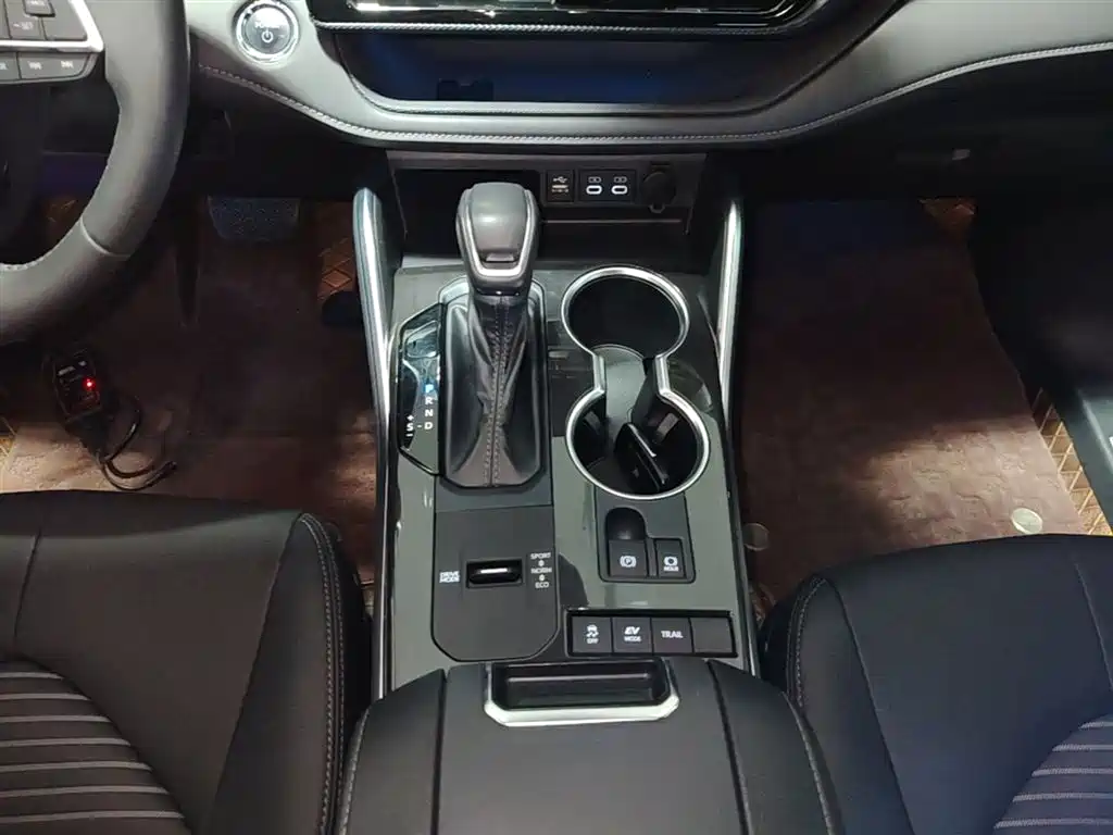 Toyota Crown Kluger 2023 2.5L HEV AWD Premium Edition фото 14