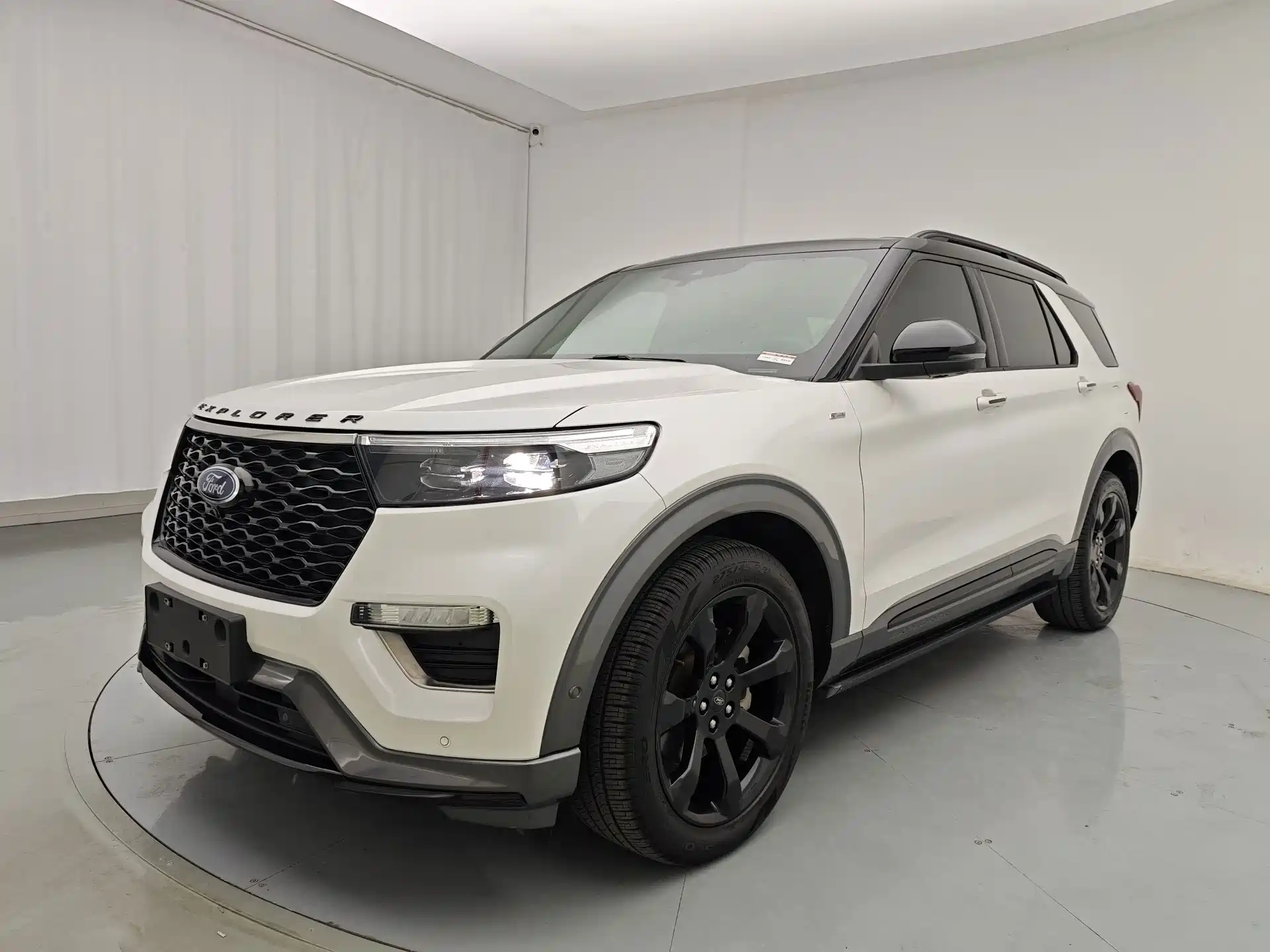 Фото 1 - Ford Explorer