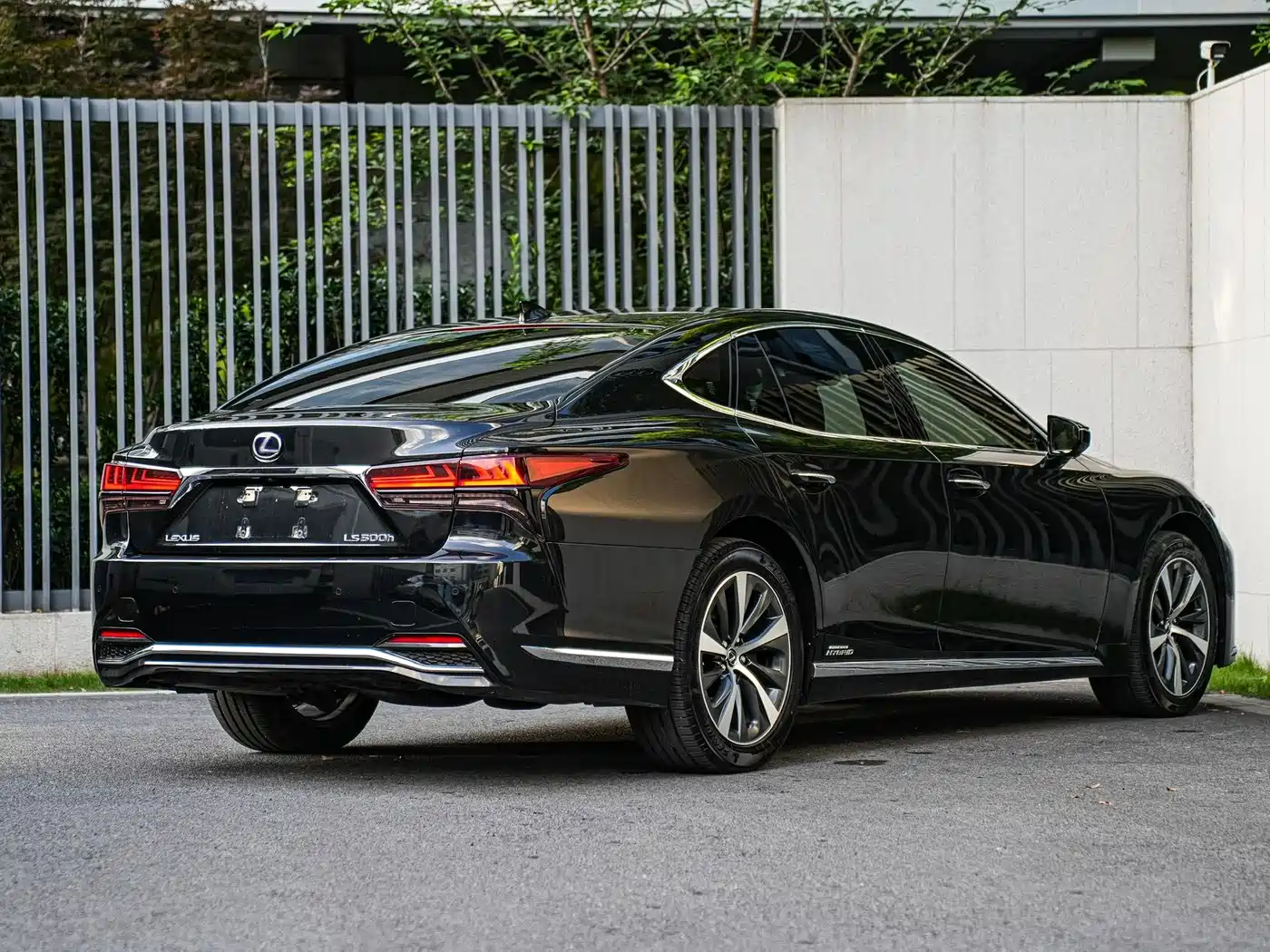 Lexus LS 2021 500h Excellence Edition фото 4