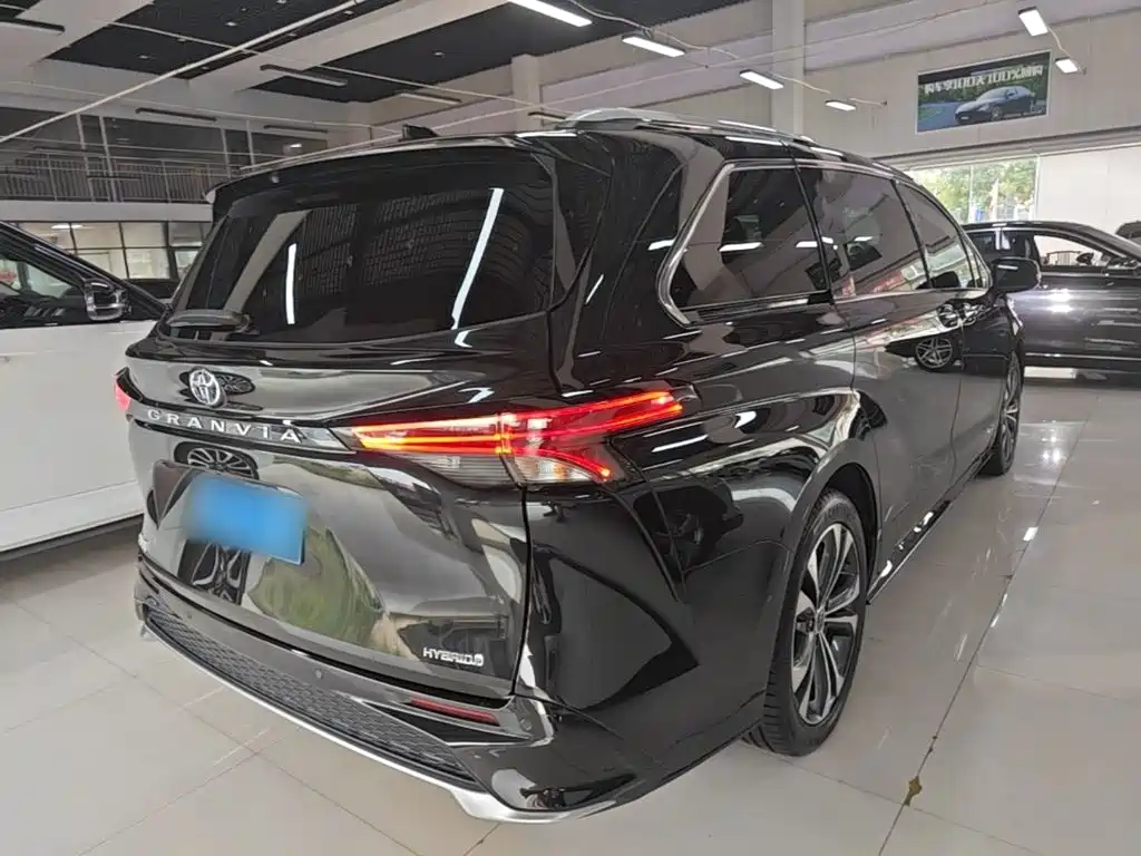Toyota Granvia 2023 2022 2.5L Hybrid Premium Edition