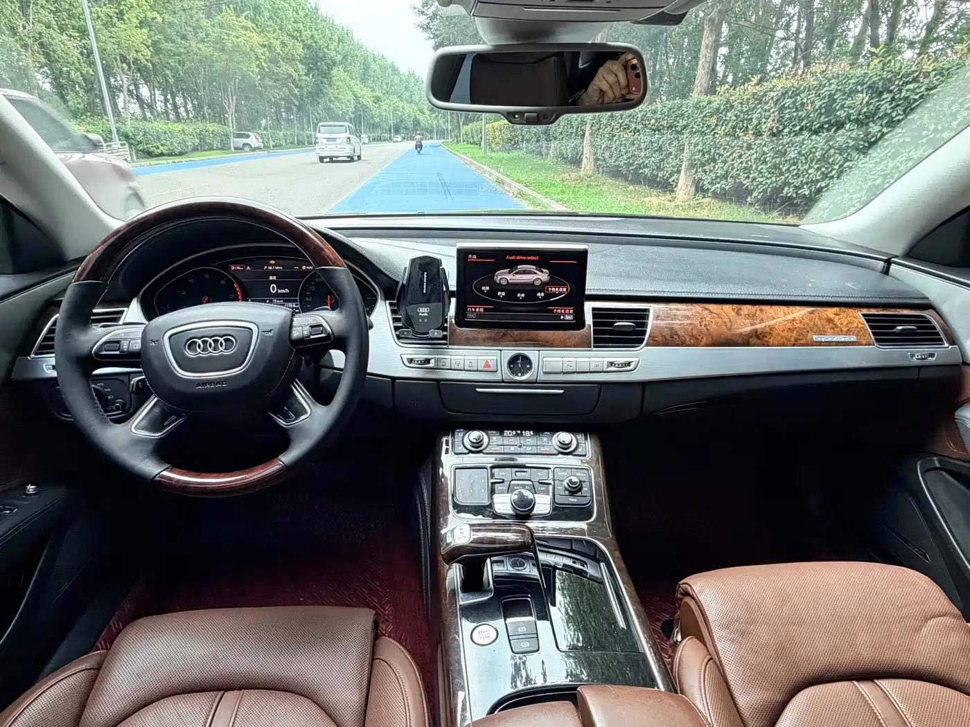 Фото 10 - Audi A8
