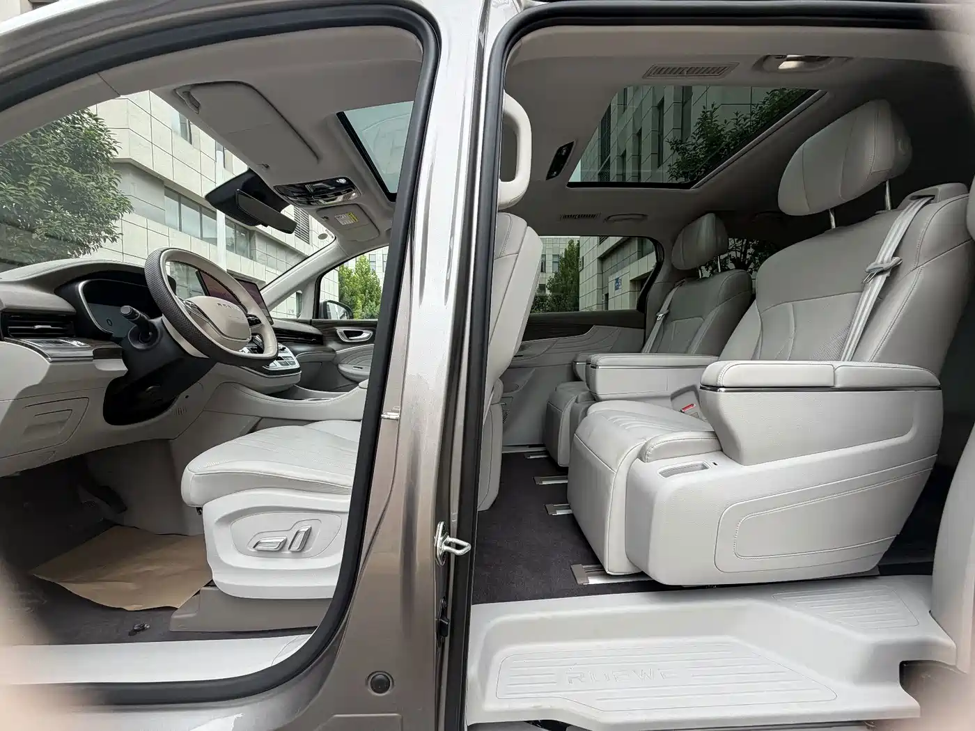 Roewe iMAX8 EV 2025 2026 1.5T DMH High-End Edition