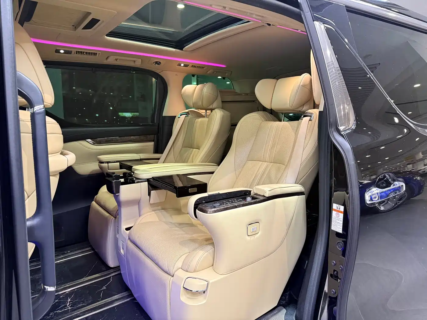 Toyota Vellfire 2020 Twin Engine 2.5L HV Premium Edition фото 8