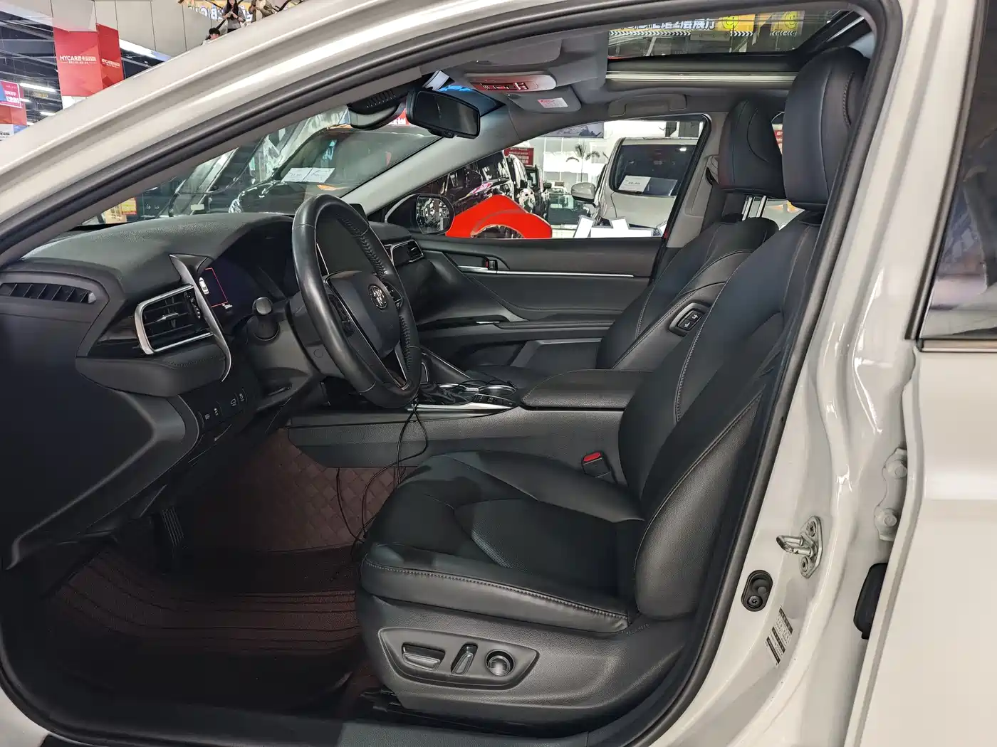 Toyota Camry 2021 Hybrid 2.5HG Luxury Edition фото 4