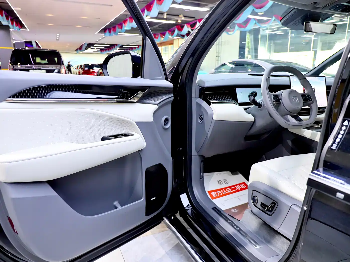 ZEEKR 009 2025 2024 6-seat Executive AWD 108kWh