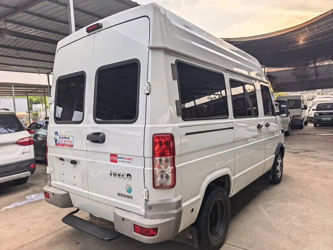 Iveco Daily 2023 2023 2.5T A35M1 Short Wheelbase Medium Roof Dual Tire Manual Door 5-9 Seater
