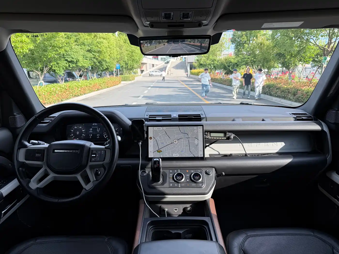 Land Rover Defender 2021 110 P400 Dark Special Edition фото 8