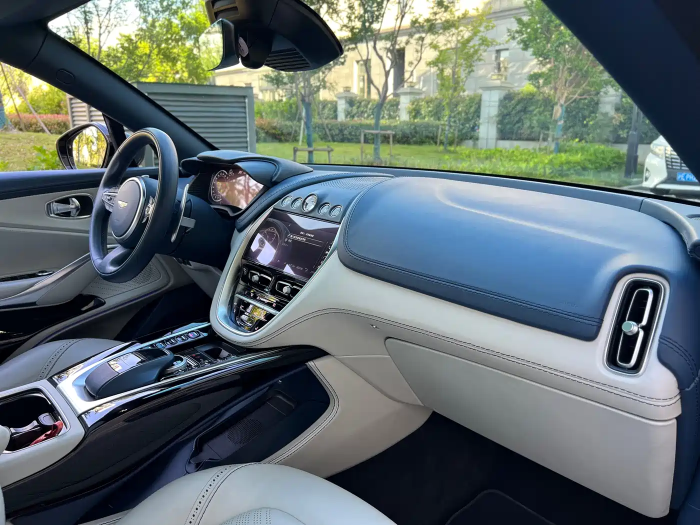 Aston Martin DBX 2024 2023 4.0T V8