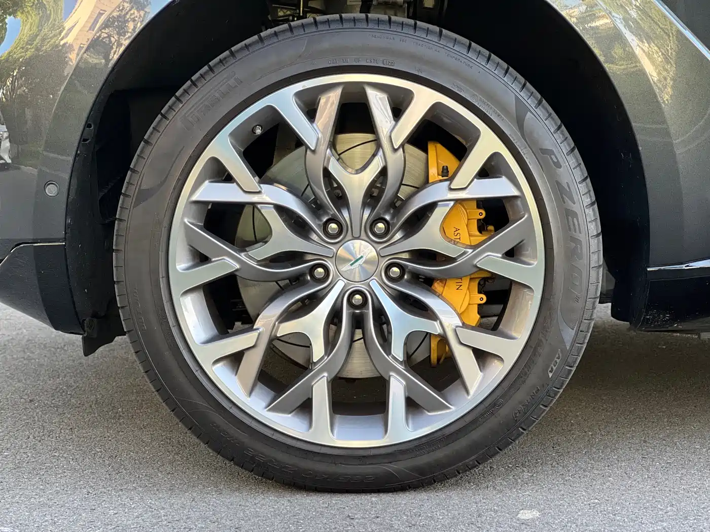 Aston Martin DBX 2024 2023 4.0T V8