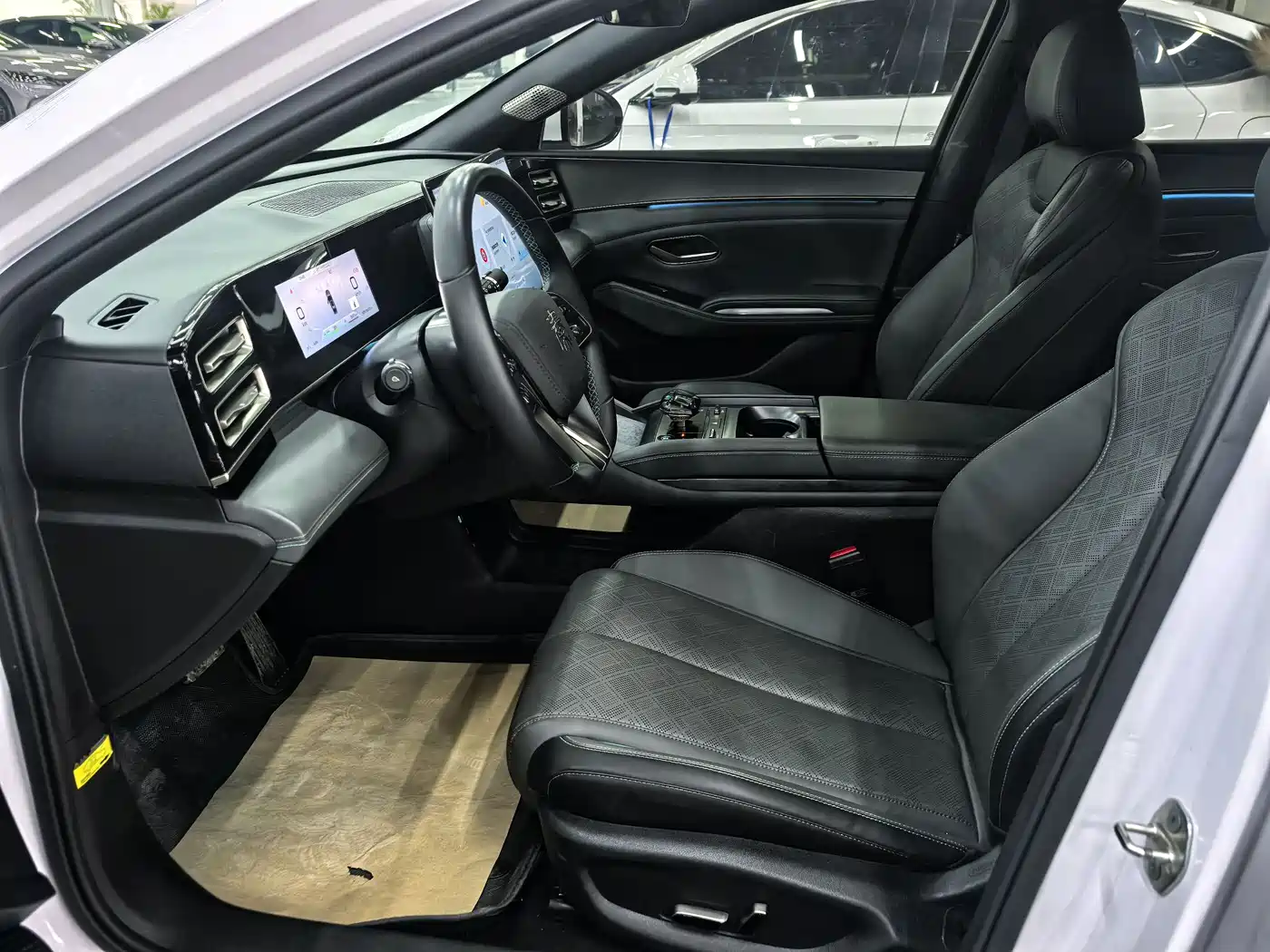BYD Qin L 2024 DM-i 120KM Excellence Model фото 7