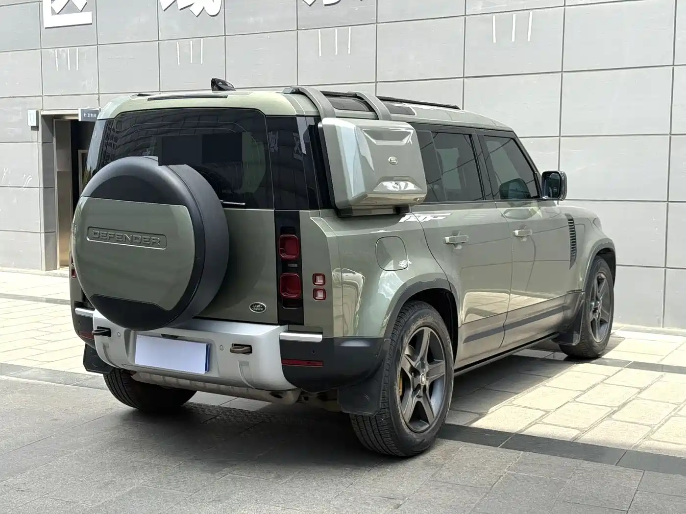 Land Rover Defender 2021 110 P400 SE фото 6