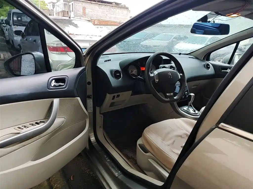Peugeot 408 2013 1.6L Automatic Comfort Edition фото 16