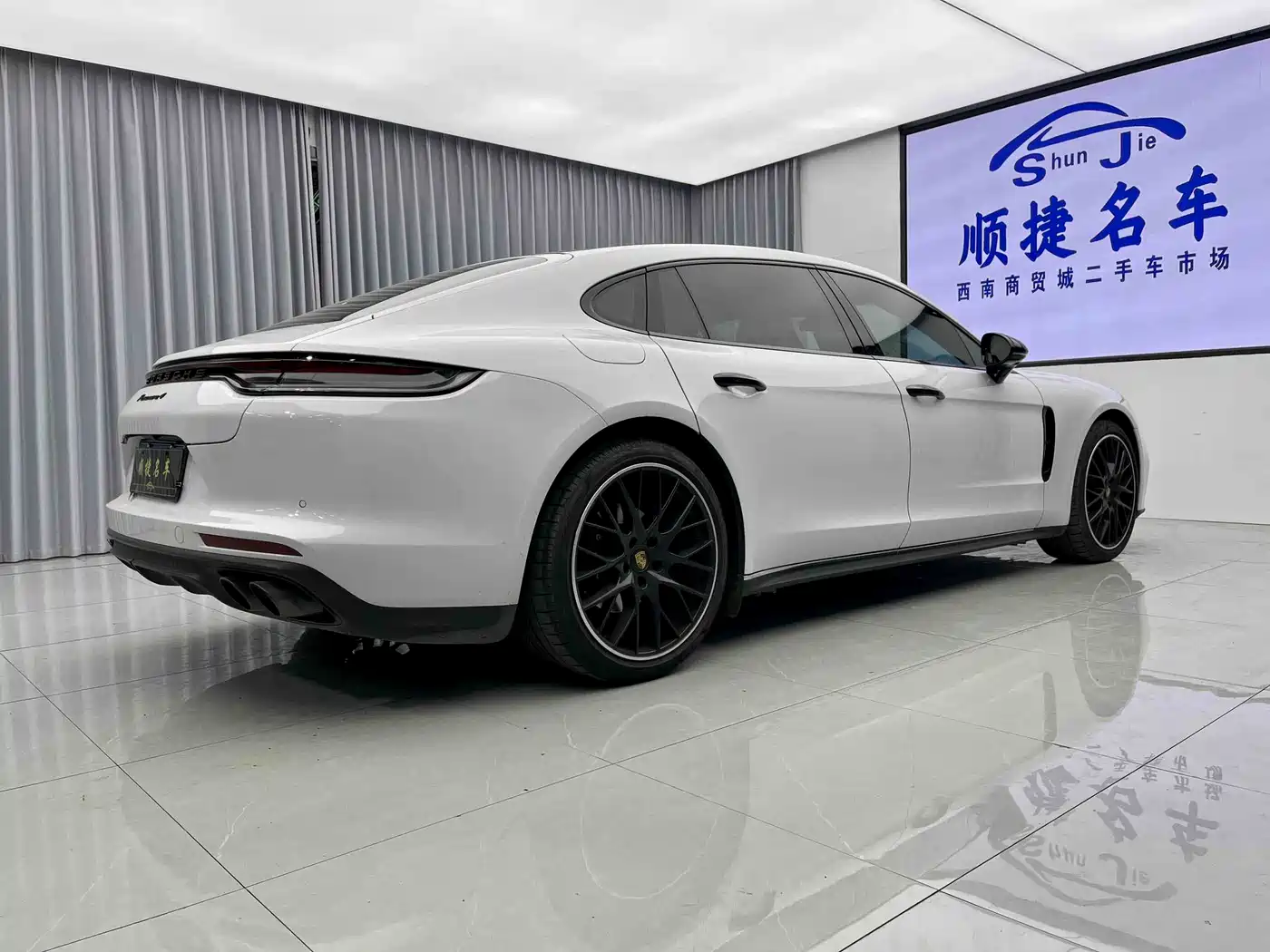 Porsche Panamera 2023 Panamera 4 Executive Long Wheelbase 2.9T фото 19