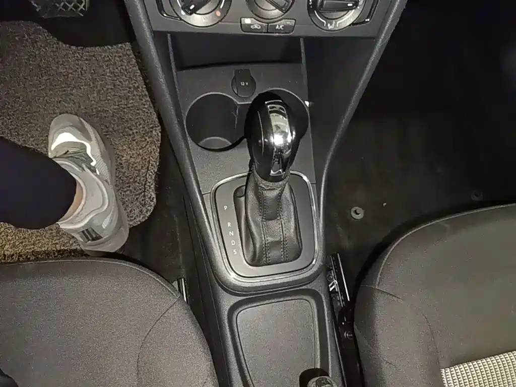 Volkswagen Polo 2016 1.4L Automatic Trend фото 14