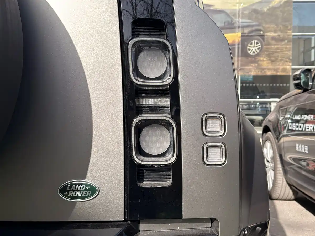 Land Rover Defender 2025 110 3.0T P400 X фото 18