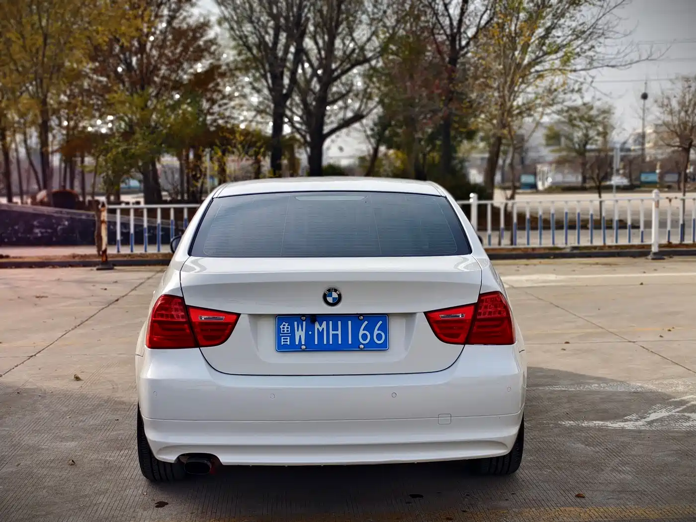 BMW 3 Series 2010 318i Leading фото 5